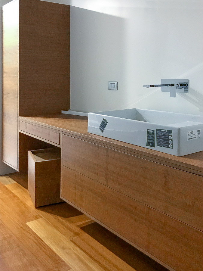 Bagno moderno: lavabo e mobili